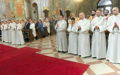 Uroczystość zgromadziła w katedrze najbliższych prezbiterów i liczne grono kapłańskie.