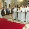 Uroczystość zgromadziła w katedrze najbliższych prezbiterów i liczne grono kapłańskie.