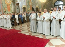 Uroczystość zgromadziła w katedrze najbliższych prezbiterów i liczne grono kapłańskie.