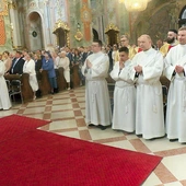 Uroczystość zgromadziła w katedrze najbliższych prezbiterów i liczne grono kapłańskie.