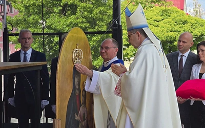 Korony założyli bp Wojciech Osial i proboszcz parafii ks. Sławomir Sobierajski.