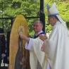 Korony założyli bp Wojciech Osial i proboszcz parafii ks. Sławomir Sobierajski.