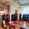  Księża  wikariusze otrzymali dekrety w kurii,  podczas spotkania z biskupami Szymonem Stułkowskim i Mirosławem  Milewskim.