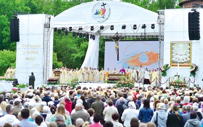 Eucharystia była celebrowana na placu przed bazyliką św. Katarzyny.