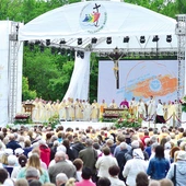 Eucharystia była celebrowana na placu przed bazyliką św. Katarzyny.