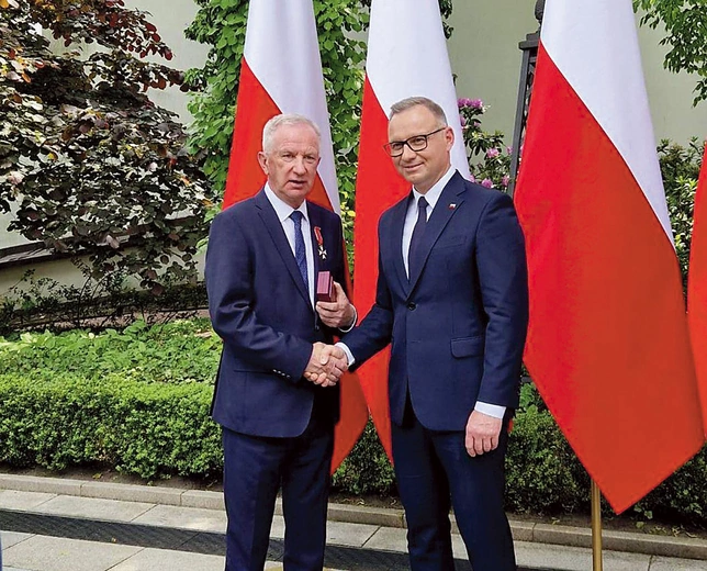  Starosta Niemirski obok prezydenta A. Dudy.