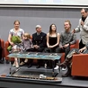 W prapremierze wzięli udział twórcy filmu Patrycja Piwowar-Janicka (druga z lewej) i Jerzy Janicki (drugi z prawej) oraz odtwórcy głównych ról.