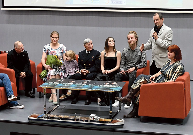W prapremierze wzięli udział twórcy filmu Patrycja Piwowar-Janicka (druga z lewej) i Jerzy Janicki (drugi z prawej) oraz odtwórcy głównych ról.