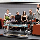 W prapremierze wzięli udział twórcy filmu Patrycja Piwowar-Janicka (druga z lewej) i Jerzy Janicki (drugi z prawej) oraz odtwórcy głównych ról.