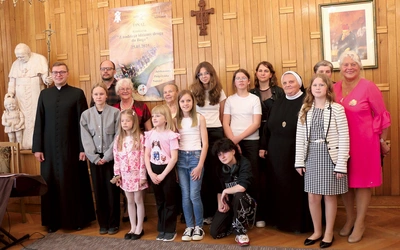 Laureaci z organizatorami.  