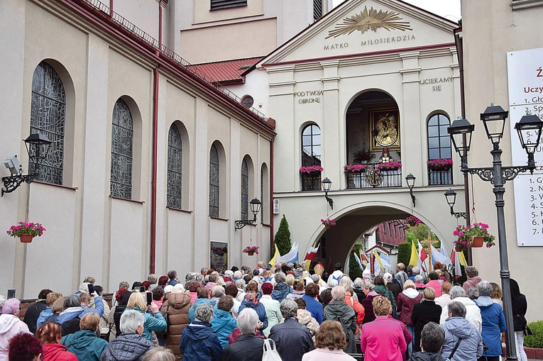  Zawierzenie amazonek przed obrazem MB Miłosierdzia.