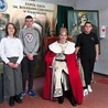 Uczniowie postrzegają patrona swojej szkoły jako dobrego i potężnego władcę, który dużo zrobił dla umocnienia młodego państwa. 