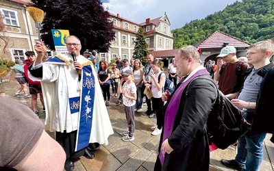 Pielgrzymów przywitał kustosz sanktuarium o. Piotr Wiśniowski.