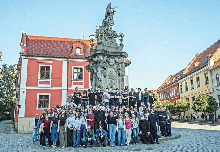 Nastolatkowie już spotykają się na integracyjnych wydarzeniach, żeby się lepiej poznać.