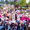 Przed południem do wilanowskiej świątyni wprowadzono relikwie patronki misji  oraz patrona mediów.