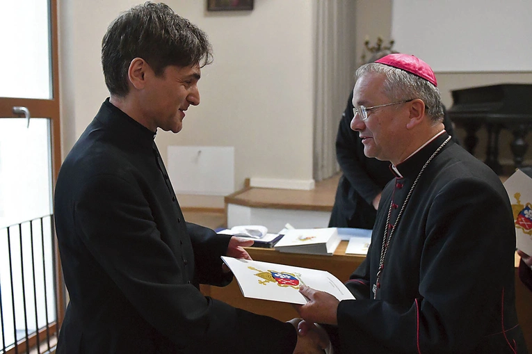 Niektórzy księża wikarzy po raz pierwszy w życiu pokierują parafiami. Administratorem w Lubiszynie został ks. Mariusz Szafryk.