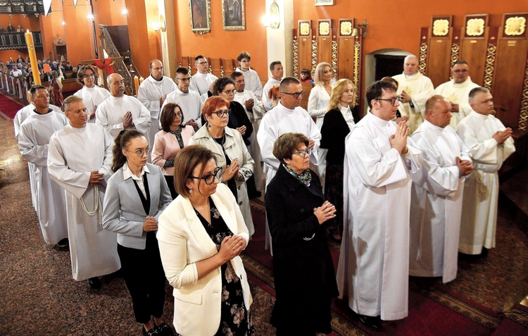 Studium Liturgiczne naszej diecezji działające przy Instytucie Filozoficzno- -Teologicznym w Zielonej Górze od kilku lat prowadzi formację  na kilku kierunkach, są to m.in.: ceremoniarz zespołu liturgicznego, precentorka pozaprezbiterialnej służby kobiet czy animator parafialnych zespołów liturgicznych. Więcej informacji: www.ift.zgora.pl. W tym roku formację ukończyło  8 animatorów,  11 ceremoniarzy  i 6 precentorek.