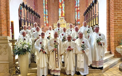 – Może po latach posługi w tym samym miejscu brakuje nam już takiego spojrzenia na parafian, by móc się zachwycić w nich tym, co Boże. Dlatego sprawując Eucharystię, czytając słowo Boże, możemy z tej perspektywy spoglądać na drugiego człowieka – nie swoimi oczami, ale wzrokiem Pana – mówił bp T. Lityński, który modlił się z księżmi przeżywającymi jubileusz 40-lecia kapłaństwa.