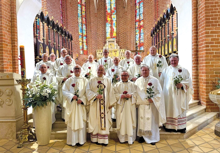 – Może po latach posługi w tym samym miejscu brakuje nam już takiego spojrzenia na parafian, by móc się zachwycić w nich tym, co Boże. Dlatego sprawując Eucharystię, czytając słowo Boże, możemy z tej perspektywy spoglądać na drugiego człowieka – nie swoimi oczami, ale wzrokiem Pana – mówił bp T. Lityński, który modlił się z księżmi przeżywającymi jubileusz 40-lecia kapłaństwa.