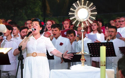 Modlitwa śpiewem  przed Najświętszym Sakramentem potrwa  ok. 2 godzin.