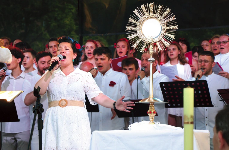 Modlitwa śpiewem  przed Najświętszym Sakramentem potrwa  ok. 2 godzin.