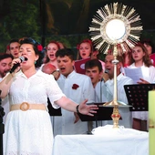 Modlitwa śpiewem  przed Najświętszym Sakramentem potrwa  ok. 2 godzin.