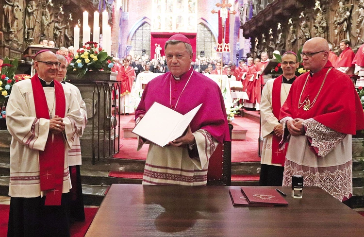 Podpisanie dokumentów otworzyło wielkie diecezjalne rekolekcje.