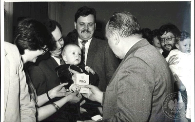 Uroczystość nadania imienia dzieciom w 1985 r. w Warszawie. Rodzice byli często zachęcani do udziału  przez wręczanie prezentów,  np. książeczki oszczędnościowej z pierwszym wkładem.