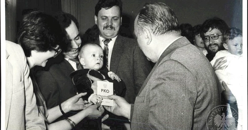 Uroczystość nadania imienia dzieciom w 1985 r. w Warszawie. Rodzice byli często zachęcani do udziału  przez wręczanie prezentów,  np. książeczki oszczędnościowej z pierwszym wkładem.