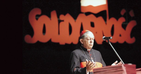 Prymas Józef Glemp  na obchodach 25. rocznicy  powstania Regionu Mazowsze  NSZZ „Solidarność”  – Teatr Wielki w Warszawie, 2 września 2005 r.