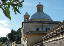 Kościół i klasztor  sióstr dominikanek pod wezwaniem Matki Boskiej Różańcowej  na Monte Mario w Rzymie,  gdzie przechowywany jest  „prawdziwy portret Maryi”.  Po włosku ten klasztor nazywa się, Monasterio Domenicano  Santa Maria del Rosario i mieści się w Rzymie przy ul. Alberto Cadlolo 51. 