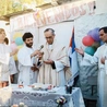 Biskup Jorge Mario podczas Mszy odprawianej w slumsach Buenos Aires. 