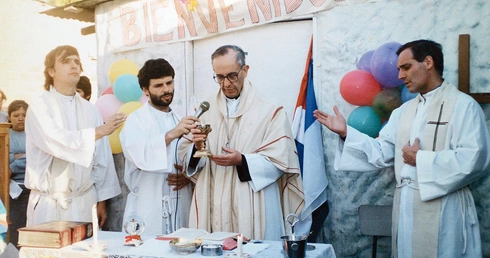 Biskup Jorge Mario podczas Mszy odprawianej w slumsach Buenos Aires. 