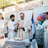 Biskup Jorge Mario podczas Mszy odprawianej w slumsach Buenos Aires. 
