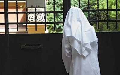 Modlitwa i wstrząsające rozmowy. Siostry zakonne, których charyzmatem jest czuwanie przed klinikami aborcyjnymi