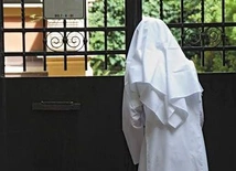Modlitwa i wstrząsające rozmowy. Siostry zakonne, których charyzmatem jest czuwanie przed klinikami aborcyjnymi