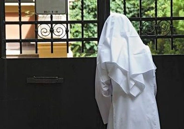 Modlitwa i wstrząsające rozmowy. Siostry zakonne, których charyzmatem jest czuwanie przed klinikami aborcyjnymi