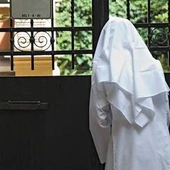 Modlitwa i wstrząsające rozmowy. Siostry zakonne, których charyzmatem jest czuwanie przed klinikami aborcyjnymi