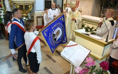 Bp Solarczyk poświęcił sztandar szkoły w Kowali-Stępocinie