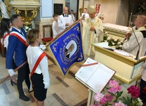 Bp Solarczyk poświęcił sztandar szkoły w Kowali-Stępocinie