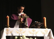 W rolę sługi Bożego bp. Piotra wcielił się al. Szymon Figarski.