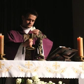 W rolę sługi Bożego bp. Piotra wcielił się al. Szymon Figarski.