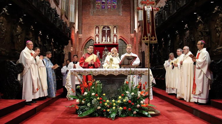 Zanurzeni w największej tajemnicy wiary - Eucharystii