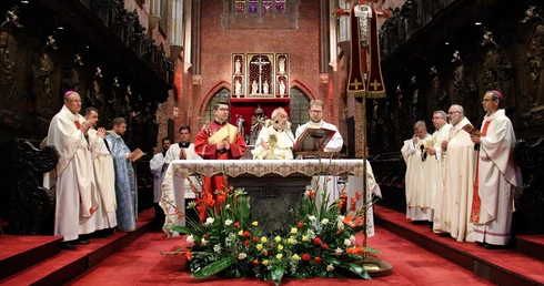Zanurzeni w największej tajemnicy wiary - Eucharystii