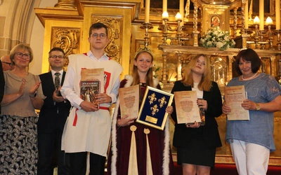 Znawcy świętej królowej i jej epoki