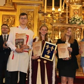 Znawcy świętej królowej i jej epoki