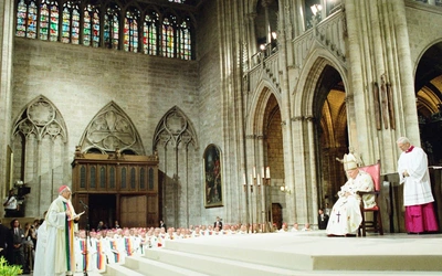 Jan Paweł II w katedrze Notre Dame