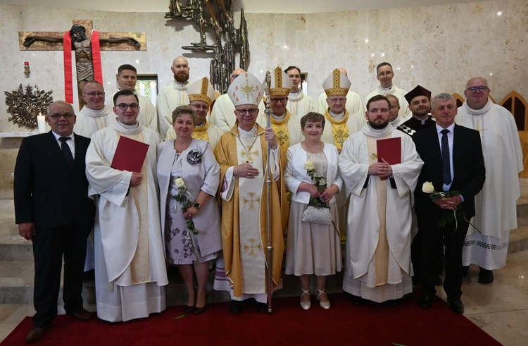 Podziękowania i dekrety nowych prezbiterów