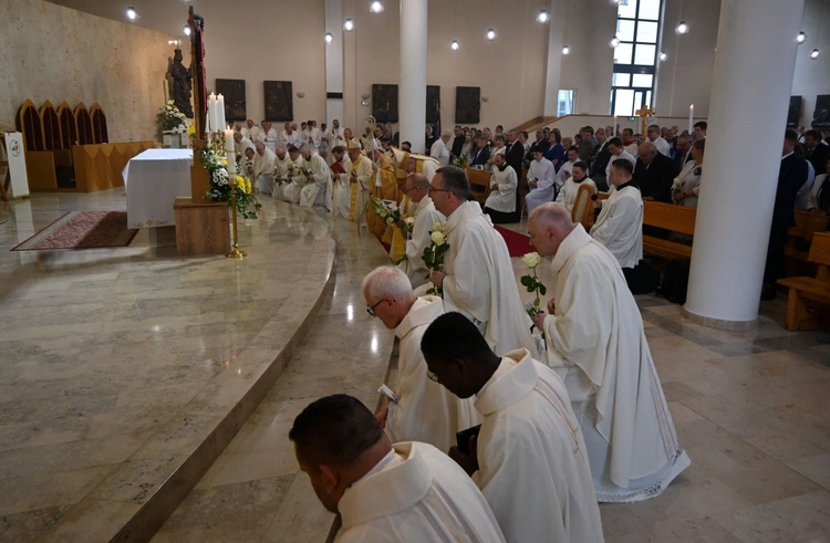 Podziękowania i dekrety nowych prezbiterów