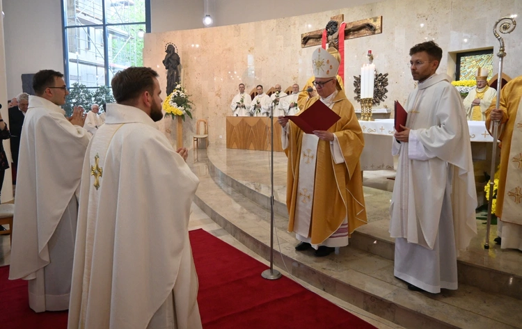 Podziękowania i dekrety nowych prezbiterów